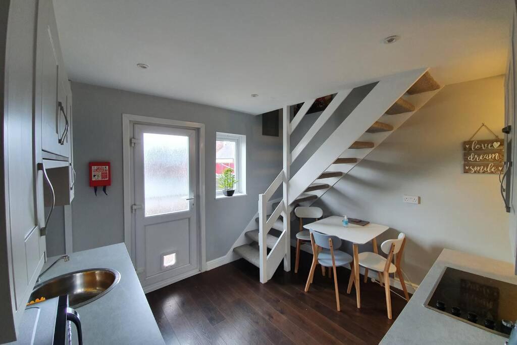 Cosy, Quirky, Comfy 'N' Chic House- Daire Swindon Dış mekan fotoğraf